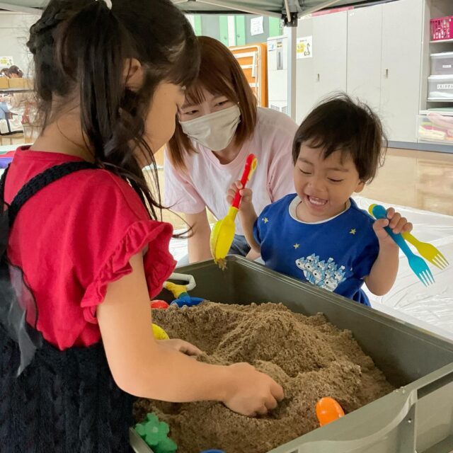 就学前：あそびと発達とADL
5/10(土)は「災害対策について考えよう」のテーマで、非常食の試食や蓄電池の紹介、簡易トイレの体験に加え砂遊びやシャボン玉あそび、スヌーズレンや水あそびなど、色々なブースで遊びました♪
次回は6/14 ボディーペインティングです♪

#重症心身障害児　#重症心身障害　#障がい児　#障害児　#肢体不自由児　#医療的ケア児　#早産児　#低出生体重児　#脳性まひ　#脳性麻痺　#脳室周囲白質軟化症　#PVL  #低酸素性虚血性脳症　#筋ジストロフィー　#筋疾患　#骨系統疾患　#神経筋疾患　#遺伝子疾患　#脊髄性筋萎縮症　#小児リハビリ　#小児リハ　#障害児リハビリ　#大阪府　#四天王寺和らぎ苑　#富田林市　#重症心身障害児施設　#児童発達支援
