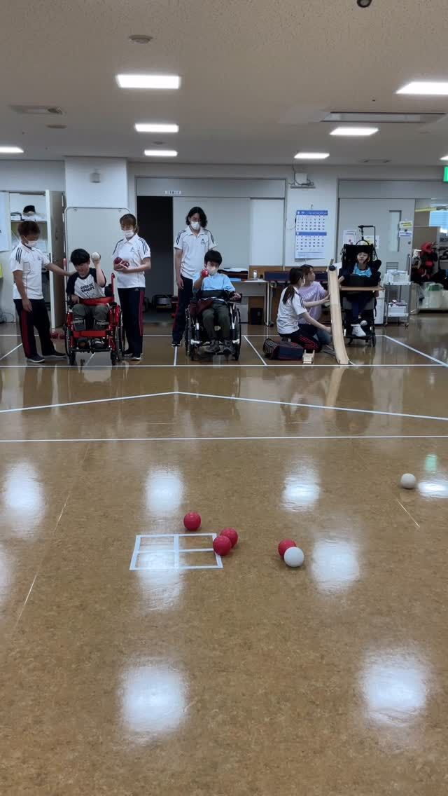 .
5月24日　ボッチャ大会　第3グループ
試合にも出たことがあるメンバーだったので、試合を中心に取り組みました！
自分のペースで投球できています。
審判も手伝ってくれました^ ^
.
#負けられない戦いがそこにはある#みんなちがってみんないい
#ぼっちゃってたのしい 
#切磋琢磨　#その先を目指して  #初志貫徹　#一投入魂　#ボッチャってたのしい#ボッチャクラブの司令塔　　#立位の貴公子　#アプローチの勝負師(やるときやる男)#ボッチャ会の新星　#ボッチャ　#アプローチ　#ヒット　#プッシュ　#スポーツ　#勝負　#試合　#ゲーム　#四天王寺和らぎ苑　#リハビリ　#リハ　#リハビリテーション　#PT #理学療法士　#OT #作業療法士　 #大阪府　#富田林市