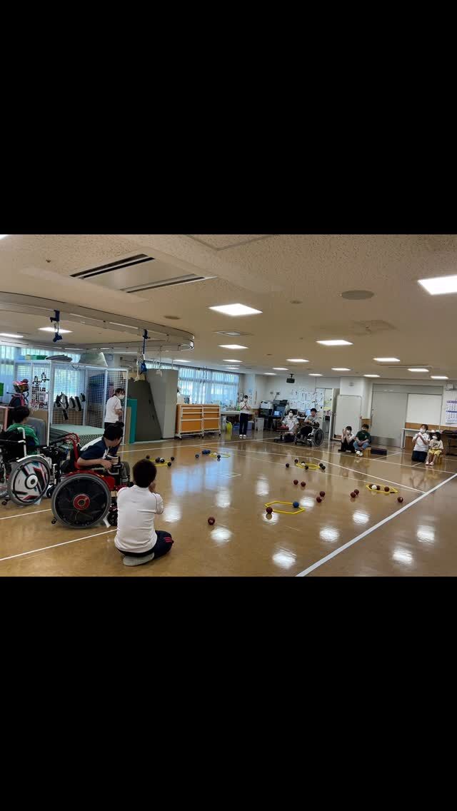 .
後半組！
こちらも投球練習してから、輪っかにボールを入れる課題をしました！
ナイスプレー続出でした😌

#負けられない戦いがそこにはある#みんなちがってみんないい
#ぼっちゃってたのしい 
#切磋琢磨　#その先を目指して  #初志貫徹　#一投入魂　#ボッチャってたのしい#ボッチャクラブの司令塔　　#立位の貴公子　#アプローチの勝負師(やるときやる男)#ボッチャ会の新星　#ボッチャ　#アプローチ　#ヒット　#プッシュ　#スポーツ　#勝負　#試合　#ゲーム　#四天王寺和らぎ苑　#リハビリ　#リハ　#リハビリテーション　#PT #理学療法士　#OT #作業療法士　 #大阪府　#富田林市