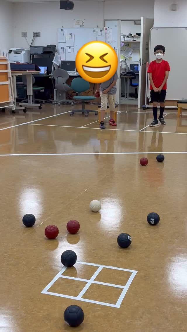 .
後半組の練習場面です
しっかりと作戦を考え1球1球大事に投げています

#負けられない戦いがそこにはある#みんなちがってみんないい
#ぼっちゃってたのしい 
#切磋琢磨　#その先を目指して  #初志貫徹　#一投入魂　#ボッチャってたのしい#ボッチャ　#アプローチ　#ヒット　#プッシュ　#スポーツ　#勝負　#試合　#ゲーム　#四天王寺和らぎ苑　#リハビリ　#リハ　#リハビリテーション　#PT #理学療法士　#OT #作業療法士　 #大阪府　#富田林市