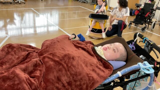 #早産児　#低出生体重児　#障がい児　#障害児　#重症心身障害　#重症心身障がい　#重症心身障害児　#重症心身障がい児　#医療的ケア　#医療的ケア児　#肢体不自由　#肢体不自由児　#脳性麻痺　#脳性まひ　#脳性麻痺児　#脳性まひ児　#筋ジストロフィー　#脊髄性筋萎縮症　#遺伝性疾患　#遺伝子疾患　#発達障害　#発達障がい　#ベビーロコ　#babyloco #電動移動　#電動車椅子　#理学療法士　#作業療法士　#リハビリテーション　#リハビリ