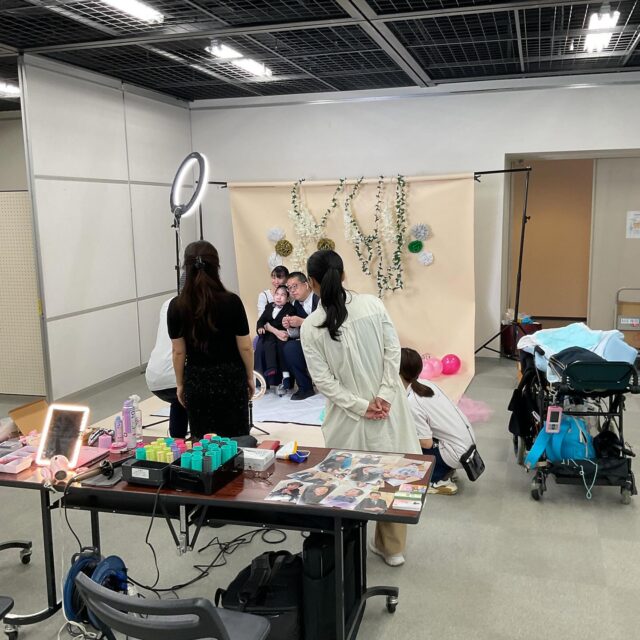 今月の6F企画は、11/1(土)「キッズパーク2025　inすばるホール」で福祉機器とあそびの広場でした♪

スパイダーや電動移動機器、eスポーツの体験、スイッチを使った縁日あそびやエアポリン、プロのカメラマンと美容師さんによるヘアメイクと写真撮影会、MEさんによる災害用非常用電源の研修会など、それぞれのブースに沢山の子どもさんやご家族の方があそびに来てくれました♪
昨年に続き、和らぎ苑のご利用者さんだけでなく、さまざまな地域のボランティアさんや児発、放デイの子どもさんたちがご参加下さり、終了時間ギリギリまで皆さん楽しんで下さいました^_^

当日ご参加頂いたボランティアの皆様、毎年ご協力いただいているスタッフの皆様、すばるホールの皆様、ご協力いただきましてありがとうございました！
来年も開催予定ですので、ご興味のある方はいつでもお気軽にお問い合わせください。

来月は、ボッチャ・電動のりものクラブが12/6(土)、就学前が12/20(土)「クリスマス会」です♪

#重症心身障害児　#重症心身障害　#障がい児　#障害児　#肢体不自由児　#医療的ケア児　#早産児　#低出生体重児　#脳性まひ　#脳性麻痺　#脳室周囲白質軟化症　#PVL  #低酸素性虚血性脳症　#筋ジストロフィー　#筋疾患　#骨系統疾患　#神経筋疾患　#遺伝子疾患　#脊髄性筋萎縮症　#小児リハビリ　#小児リハ　#障害児リハビリ　#電動移動機器　#ベビーロコ　#キャリーロコ　#スパイダー　#大阪府　#四天王寺和らぎ苑　#富田林市　#重症心身障害児施設