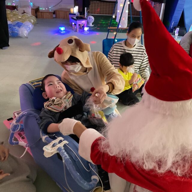 就学前：あそびと発達とADL
2025年12月20日(土)はクリスマス会でした🎄♪

次回は、2026年1月17日でアート活動です🎨♪

#重症心身障害児　#重症心身障害　#障がい児　#障害児　#肢体不自由児　医療的ケア児　早産児　低出生体重児　脳性まひ　脳性麻痺　脳室周囲白質軟化症　PVL 低酸素性虚血性脳症　筋ジストロフィー　筋疾患　骨系統疾患　神経筋疾患　遺伝子疾患　脊髄性筋萎縮症　小児リハビリ　小児リハ　障害児リハビリ　大阪府　四天王寺和らぎ苑　富田林市　重症心身障害児施設　児童発達支援