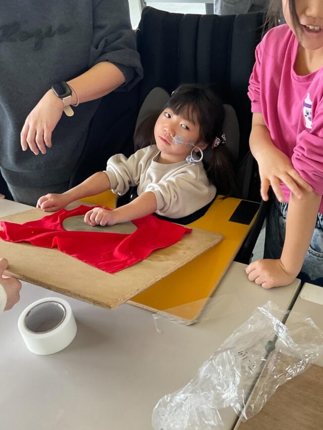 就学前:あそびと発達とADL
2月7日(土)は「陶芸教室」でお皿づくりをしました♪

ご参加いただいた、工房　みなみさん、四天王寺大学の皆さま、ご協力いただきありがとうございました^ ^

次回は、4/11(土)「粗大運動あそび」です♪

#重症心身障害児　#重症心身障害　#障がい児　#障害児　#肢体不自由児　医療的ケア児　早産児　低出生体重児　脳性まひ　脳性麻痺　脳室周囲白質軟化症　PVL 低酸素性虚血性脳症　筋ジストロフィー　筋疾患　骨系統疾患　神経筋疾患　遺伝子疾患　脊髄性筋萎縮症　小児リハビリ　小児リハ　障害児リハビリ　大阪府　四天王寺和らぎ苑　富田林市　重症心身障害児施設　児童発達支援