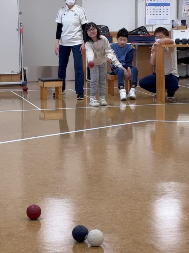 .
課題が終わってから、試合！
その後も自分のやりたいことを積極的に話してくれてそれぞれ練習しました！
.
#負けられない戦いがそこにはある #みんなちがってみんないい
#切磋琢磨　#一投入魂　#ボッチャってたのしい ボッチャ　アプローチ　ヒット　プッシュ　スポーツ　勝負　試合　ゲーム　四天王寺和らぎ苑　リハビリ　リハ　リハビリテーション　PT 理学療法士　OT 作業療法士　 大阪府　富田林市