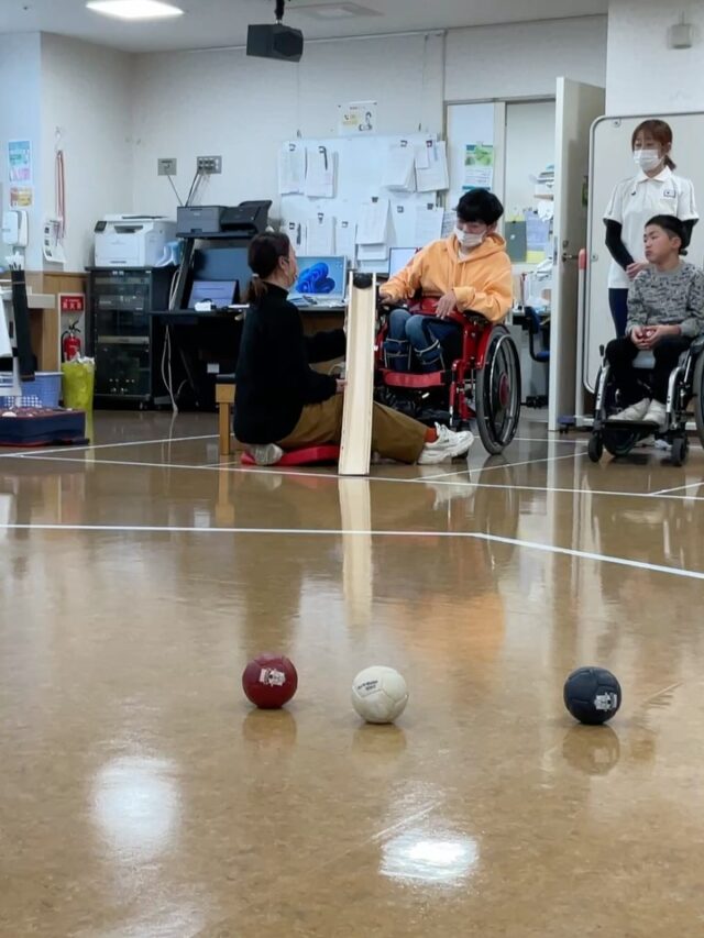 .
2月21日　ボッチャクラブ
後半組はウォーミングアップをしてからすぐに試合をしました！
.
#負けられない戦いがそこにはある #みんなちがってみんないい
#切磋琢磨　#一投入魂　#ボッチャってたのしい ボッチャ　アプローチ　ヒット　プッシュ　スポーツ　勝負　試合　ゲーム　四天王寺和らぎ苑　リハビリ　リハ　リハビリテーション　PT 理学療法士　OT 作業療法士　 大阪府　富田林市