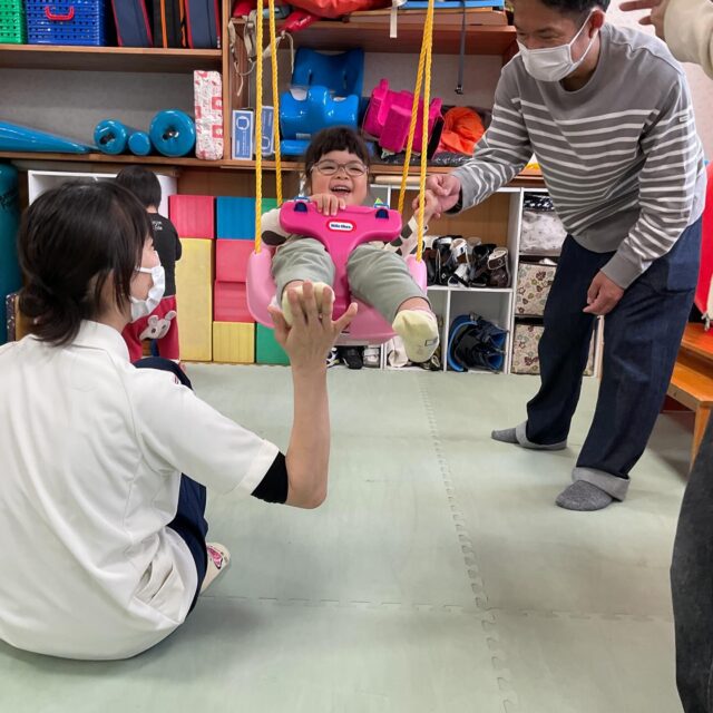 就学前:あそびと発達とADL
今年度最初の就学前グループは、4月11日(土)「粗大運動あそび」でした♪

次回は、5/9(土)「屋外あそびと災害対策」です♪

#重症心身障害児　#重症心身障害　#障がい児　#障害児　#肢体不自由児　＃医療的ケア児　＃早産児　＃低出生体重児　＃脳性まひ　＃脳性麻痺　＃脳室周囲白質軟化症　＃PVL 　＃低酸素性虚血性脳症　＃筋ジストロフィー　＃筋疾患　＃骨系統疾患　＃神経筋疾患　＃遺伝子疾患　＃脊髄性筋萎縮症　＃小児リハビリ　＃小児リハ　＃障害児リハビリ　＃大阪府　＃四天王寺和らぎ苑　＃富田林市　＃重症心身障害児施設　＃児童発達支援
