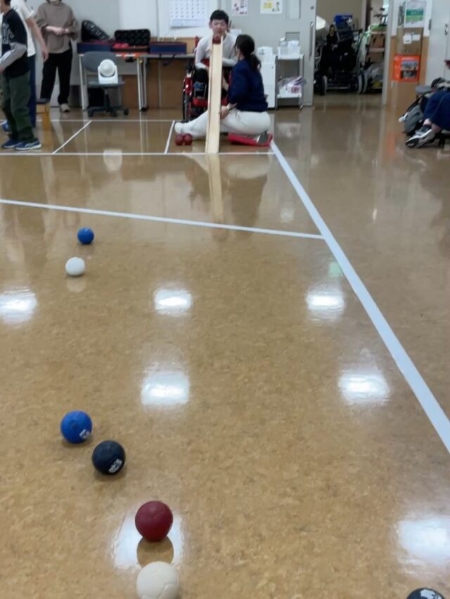 .
2026.04.18 今年度最初のボッチャクラブ　後半
.
来月の大会に向けて、まずはウォーミングアップ
.
#負けられない戦いがそこにはある #みんなちがってみんないい
#切磋琢磨　#一投入魂　#ボッチャってたのしい ボッチャ　アプローチ　ヒット　プッシュ　スポーツ　勝負　試合　ゲーム　四天王寺和らぎ苑　リハビリ　リハ　リハビリテーション　PT 理学療法士　OT 作業療法士　 大阪府　富田林市