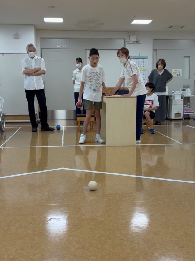 .
2026.07.25 ボッチャクラブ
自主練習をして、ゲームをしました！
チームで作戦を立てて取り組みました
もっとコミュニケーションをとれるようになるといいですね

#負けられない戦いがそこにはある #みんなちがってみんないい
#切磋琢磨　#一投入魂　#ボッチャってたのしい ボッチャ　アプローチ　ヒット　プッシュ　スポーツ　勝負　試合　ゲーム　四天王寺和らぎ苑　リハビリ　リハ　リハビリテーション　PT 理学療法士　OT 作業療法士　 大阪府　富田林市
