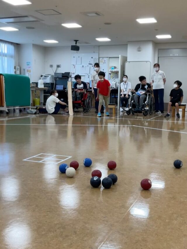 .
2026.07.25 ボッチャクラブ
自主練習をして、ゲームをしました！
チームで作戦を立てて取り組みました
もっとコミュニケーションをとれるようになるといいですね

#負けられない戦いがそこにはある #みんなちがってみんないい
#切磋琢磨　#一投入魂　#ボッチャってたのしい ボッチャ　アプローチ　ヒット　プッシュ　スポーツ　勝負　試合　ゲーム　四天王寺和らぎ苑　リハビリ　リハ　リハビリテーション　PT 理学療法士　OT 作業療法士　 大阪府　富田林市