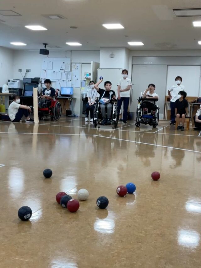 .
2026.07.25 ボッチャクラブ
自主練習をして、ゲームをしました！
チームで作戦を立てて取り組みました
もっとコミュニケーションをとれるようになるといいですね

#負けられない戦いがそこにはある #みんなちがってみんないい
#切磋琢磨　#一投入魂　#ボッチャってたのしい ボッチャ　アプローチ　ヒット　プッシュ　スポーツ　勝負　試合　ゲーム　四天王寺和らぎ苑　リハビリ　リハ　リハビリテーション　PT 理学療法士　OT 作業療法士　 大阪府　富田林市